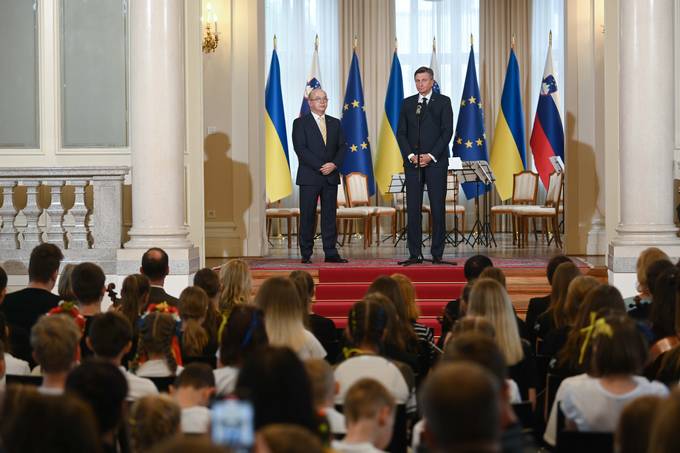 Predsednik Republike Slovenije Borut Pahor je danes na posebni prireditvi v Veliki dvorani Predsednike palae sprejel begunce iz Ukrajine, ki so zatoie pred vojno nali v Sloveniji